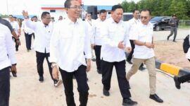 Wakil Kepala BP Taskin Iwan Sumule didampingi Wali Kota Batam Amsakar Achmad (kiri) pada peluncuran SiTaskin Pesisir di KNMP Sembulang di Batam. Foto: INIKEPRI.COM/Media Center Batam 