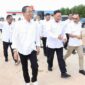 Wakil Kepala BP Taskin Iwan Sumule didampingi Wali Kota Batam Amsakar Achmad (kiri) pada peluncuran SiTaskin Pesisir di KNMP Sembulang di Batam. Foto: INIKEPRI.COM/Media Center Batam 