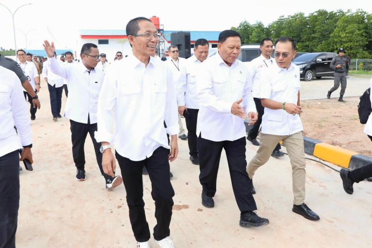 Wakil Kepala BP Taskin Iwan Sumule didampingi Wali Kota Batam Amsakar Achmad (kiri) pada peluncuran SiTaskin Pesisir di KNMP Sembulang di Batam. Foto: INIKEPRI.COM/Media Center Batam