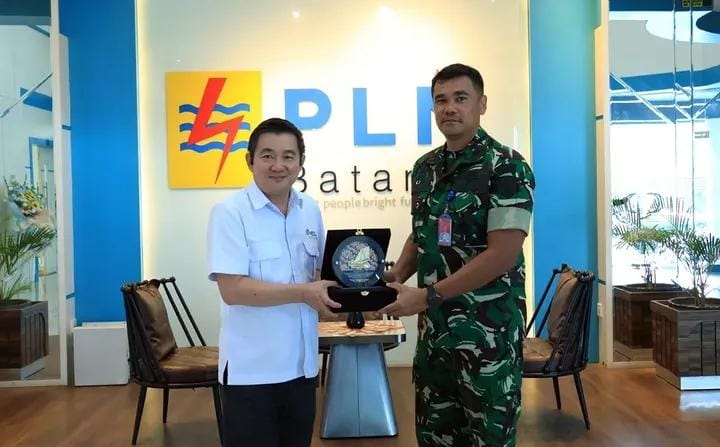 Komandan Lanud Hang Nadim, Letkol Pnb Indra Alexander Yosef Lessy, M.M.D.S., melakukan kunjungan kehormatan (courtesy call) ke Direktur Utama PLN Batam, Kwin Fo, Selasa (7/7/2026) di Kantor PLN Batam, Batam Center, Kota Batam. Foto: INIKEPRI.COM/Istimewa