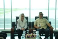 Wagub Nyanyang bersama Bupati Natuna Chen Sui Lan dalam pertemuan di VIP Room Bandara Raden Sadjad Natuna. Foto: INIKEPRI.COM