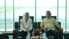 Wagub Nyanyang bersama Bupati Natuna Chen Sui Lan dalam pertemuan di VIP Room Bandara Raden Sadjad Natuna. Foto: INIKEPRI.COM