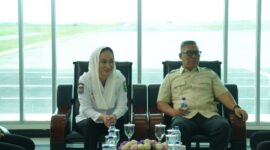 Wagub Nyanyang bersama Bupati Natuna Chen Sui Lan dalam pertemuan di VIP Room Bandara Raden Sadjad Natuna. Foto: INIKEPRI.COM