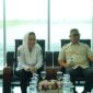 Wagub Nyanyang bersama Bupati Natuna Chen Sui Lan dalam pertemuan di VIP Room Bandara Raden Sadjad Natuna. Foto: INIKEPRI.COM