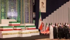 Upacara pemakaman kenegaraan diadakan untuk mendiang Pemimpin Tertinggi Iran Ali Khamenei, yang tewas dalam serangan yang dilancarkan oleh AS dan Israel pada 28 Februari, di Masjid Imam Khomeini Mosalla di Teheran, Iran. Foto: Reuters