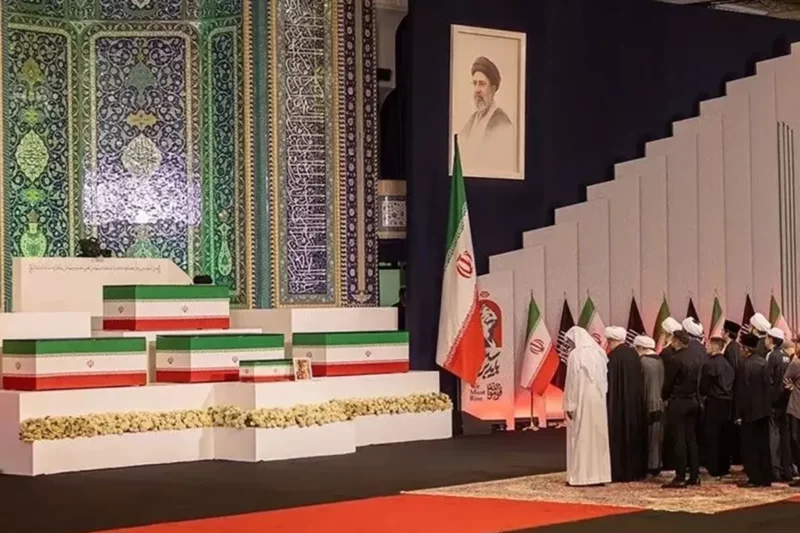 Upacara pemakaman kenegaraan diadakan untuk mendiang Pemimpin Tertinggi Iran Ali Khamenei, yang tewas dalam serangan yang dilancarkan oleh AS dan Israel pada 28 Februari, di Masjid Imam Khomeini Mosalla di Teheran, Iran. Foto: Reuters