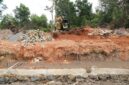 Alat berat melaksanakan pembersihan kawasan sungai di Kampung Purwodadi, Sungai Lekop, Bintan Timur, Senin (27/7/2026). Pemprov Kepri melalui Dinas PUPP tahun 2026 ini melaksanakan pembangunan kanal banjir. Foto: Dinas PUPP Kepri