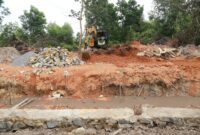 Alat berat melaksanakan pembersihan kawasan sungai di Kampung Purwodadi, Sungai Lekop, Bintan Timur, Senin (27/7/2026). Pemprov Kepri melalui Dinas PUPP tahun 2026 ini melaksanakan pembangunan kanal banjir. Foto: Dinas PUPP Kepri