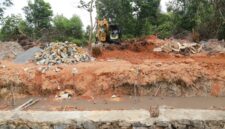 Alat berat melaksanakan pembersihan kawasan sungai di Kampung Purwodadi, Sungai Lekop, Bintan Timur, Senin (27/7/2026). Pemprov Kepri melalui Dinas PUPP tahun 2026 ini melaksanakan pembangunan kanal banjir. Foto: Dinas PUPP Kepri