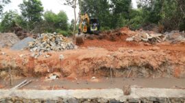 Alat berat melaksanakan pembersihan kawasan sungai di Kampung Purwodadi, Sungai Lekop, Bintan Timur, Senin (27/7/2026). Pemprov Kepri melalui Dinas PUPP tahun 2026 ini melaksanakan pembangunan kanal banjir. Foto: Dinas PUPP Kepri