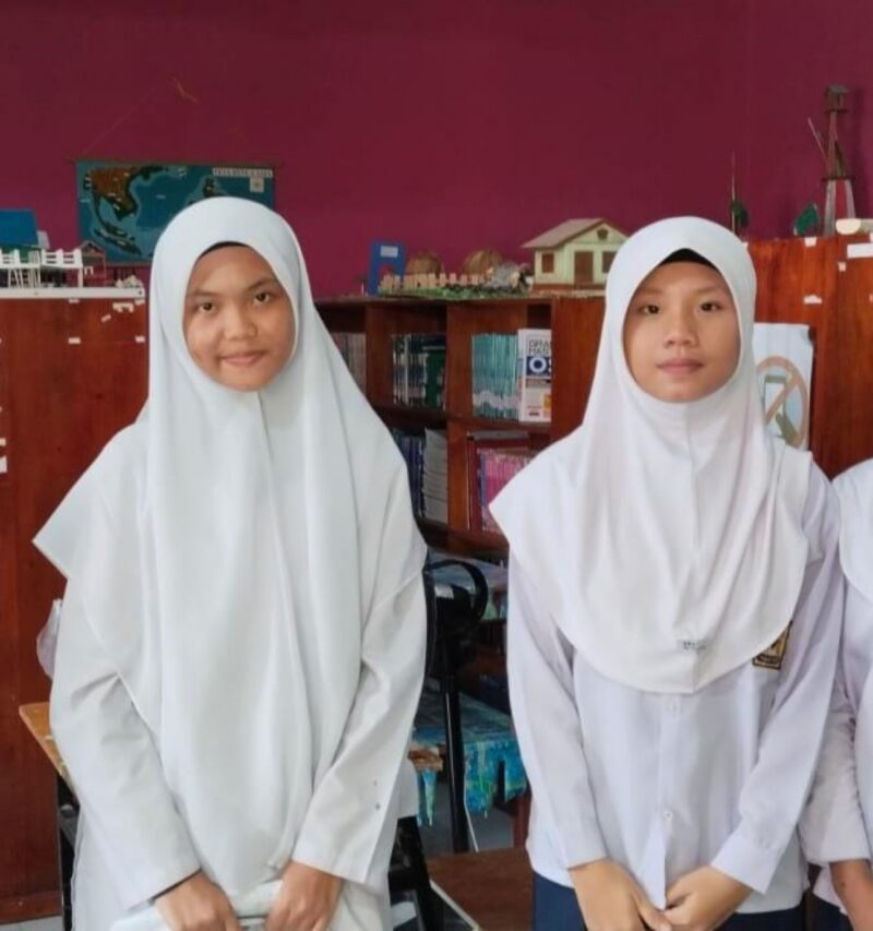 Annisa Aurelia dan Kayyisah Assyfathul Haifa, berhasil lolos ke Olimpiade Sains Nasional (OSN) Matematika Tingkat Provinsi Kepulauan Riau setelah melewati seleksi tingkat Kabupaten Lingga. Foto: INIKEPRI.COM