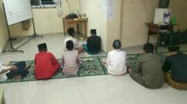 Santri Asrama MTsN Tanjungpinang istiqamah Murojaah Alquran. Foto: INIKEPRI.COM