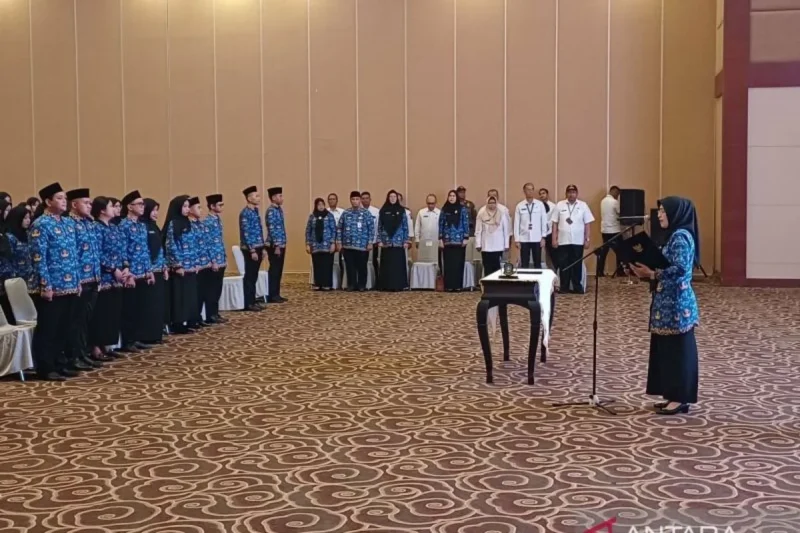 Sekretaris Daerah (Sekda) Provinsi Kepri Misni melantik para CPNS jadi PNS baru di Aula Wan Seri Beni Pulau Dompak, Tanjungpinang. Foto: ANTARA