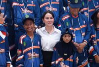 Wakil Wali Kota Batam Li Claudia Chandra melepas atlet Popda 2026. Foto: INIKEPRI.COM/Media Center Batam 