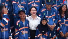 Wakil Wali Kota Batam Li Claudia Chandra melepas atlet Popda 2026. Foto: INIKEPRI.COM/Media Center Batam