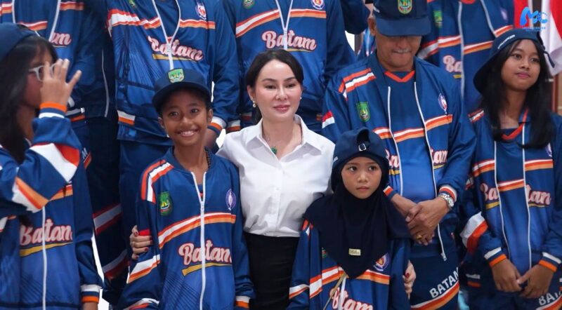 Wakil Wali Kota Batam Li Claudia Chandra melepas atlet Popda 2026. Foto: INIKEPRI.COM/Media Center Batam 