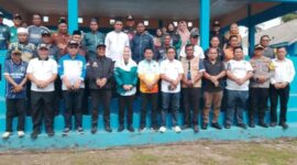 Bupati Natuna, Cen Sui Lan, secara resmi membuka Turnamen Antar Desa dalam rangka Hari Ulang Tahun (HUT) ke-108 Desa Kelanga di Lapangan Sepak Bola Desa Kelanga, Kecamatan Bunguran Timur Laut. Foto: MANDALAPOS