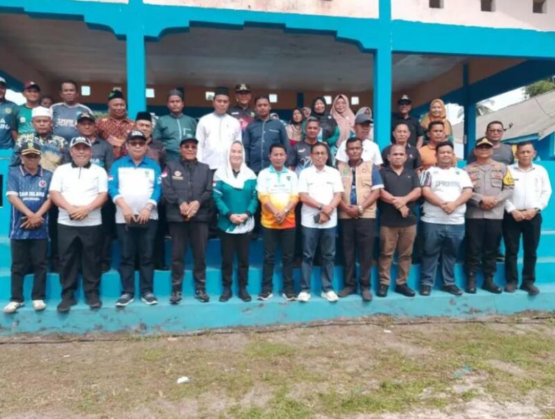 Bupati Natuna, Cen Sui Lan, secara resmi membuka Turnamen Antar Desa dalam rangka Hari Ulang Tahun (HUT) ke-108 Desa Kelanga di Lapangan Sepak Bola Desa Kelanga, Kecamatan Bunguran Timur Laut. Foto: MANDALAPOS