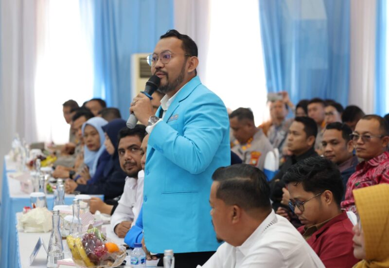 Ketua KNPI Kepri Andhi Kusuma dalam Dialog Kebangsaan bersama Menteri Koordinator Bidang Politik dan Keamanan (Menko Polkam) RI, Jenderal TNI (Purn.) Djamari Chaniago, di Gedung Lancang Kuning Polda Kepulauan Riau. Foto: INIKEPRI.COM