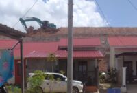 Alat berat beroperasi di kawasan pengembangan yang berada di atas permukiman warga Perumahan Bukit Indah Piayu. Hingga kini aktivitas pematangan lahan masih berlangsung. Foto: INIKEPRI.COM