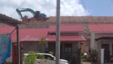 Alat berat beroperasi di kawasan pengembangan yang berada di atas permukiman warga Perumahan Bukit Indah Piayu. Hingga kini aktivitas pematangan lahan masih berlangsung. Foto: INIKEPRI.COM