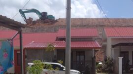 Alat berat beroperasi di kawasan pengembangan yang berada di atas permukiman warga Perumahan Bukit Indah Piayu. Hingga kini aktivitas pematangan lahan masih berlangsung. Foto: INIKEPRI.COM