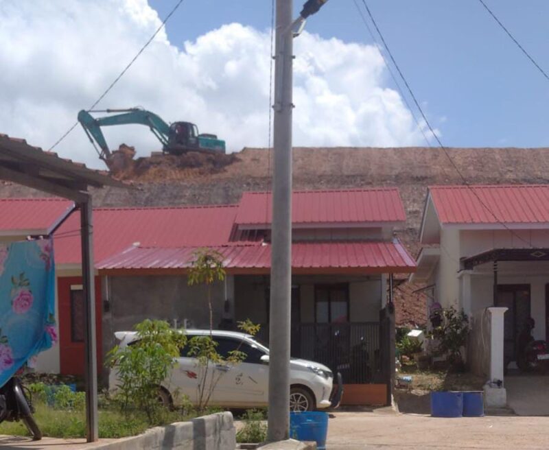 Alat berat beroperasi di kawasan pengembangan yang berada di atas permukiman warga Perumahan Bukit Indah Piayu. Hingga kini aktivitas pematangan lahan masih berlangsung. Foto: INIKEPRI.COM