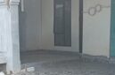 Retakan tampak pada dinding dan bagian teras salah satu rumah di Blok A* Perumahan Bukit Indah Piayu. Warga mengaku kerusakan terus bertambah seiring berlangsungnya aktivitas cut and fill di sekitar permukiman. Foto: INIKEPRI.COM
