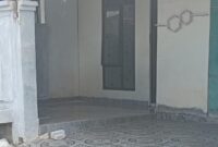 Retakan tampak pada dinding dan bagian teras salah satu rumah di Blok A* Perumahan Bukit Indah Piayu. Warga mengaku kerusakan terus bertambah seiring berlangsungnya aktivitas cut and fill di sekitar permukiman. Foto: INIKEPRI.COM
