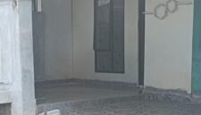 Retakan tampak pada dinding dan bagian teras salah satu rumah di Blok A* Perumahan Bukit Indah Piayu. Warga mengaku kerusakan terus bertambah seiring berlangsungnya aktivitas cut and fill di sekitar permukiman. Foto: INIKEPRI.COM