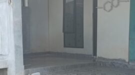 Retakan tampak pada dinding dan bagian teras salah satu rumah di Blok A* Perumahan Bukit Indah Piayu. Warga mengaku kerusakan terus bertambah seiring berlangsungnya aktivitas cut and fill di sekitar permukiman. Foto: INIKEPRI.COM