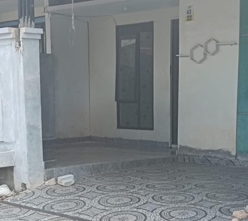 Retakan tampak pada dinding dan bagian teras salah satu rumah di Blok A* Perumahan Bukit Indah Piayu. Warga mengaku kerusakan terus bertambah seiring berlangsungnya aktivitas cut and fill di sekitar permukiman. Foto: INIKEPRI.COM