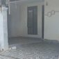 Retakan tampak pada dinding dan bagian teras salah satu rumah di Blok A* Perumahan Bukit Indah Piayu. Warga mengaku kerusakan terus bertambah seiring berlangsungnya aktivitas cut and fill di sekitar permukiman. Foto: INIKEPRI.COM
