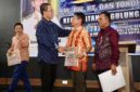 Wali Kota Batam, Amsakar Achmad, menyerahkan insentif RT, RW dan LPM di Gedung Serba Guna SP Plaza, Kecamatan Sagulung. Foto: INIKEPRI.COM/Media Center Batam