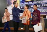 Wali Kota Batam, Amsakar Achmad, menyerahkan insentif RT, RW dan LPM di Gedung Serba Guna SP Plaza, Kecamatan Sagulung. Foto: INIKEPRI.COM/Media Center Batam