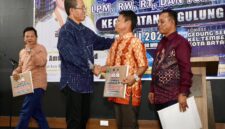 Wali Kota Batam, Amsakar Achmad, menyerahkan insentif RT, RW dan LPM di Gedung Serba Guna SP Plaza, Kecamatan Sagulung. Foto: INIKEPRI.COM/Media Center Batam