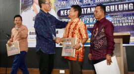 Wali Kota Batam, Amsakar Achmad, menyerahkan insentif RT, RW dan LPM di Gedung Serba Guna SP Plaza, Kecamatan Sagulung. Foto: INIKEPRI.COM/Media Center Batam 
