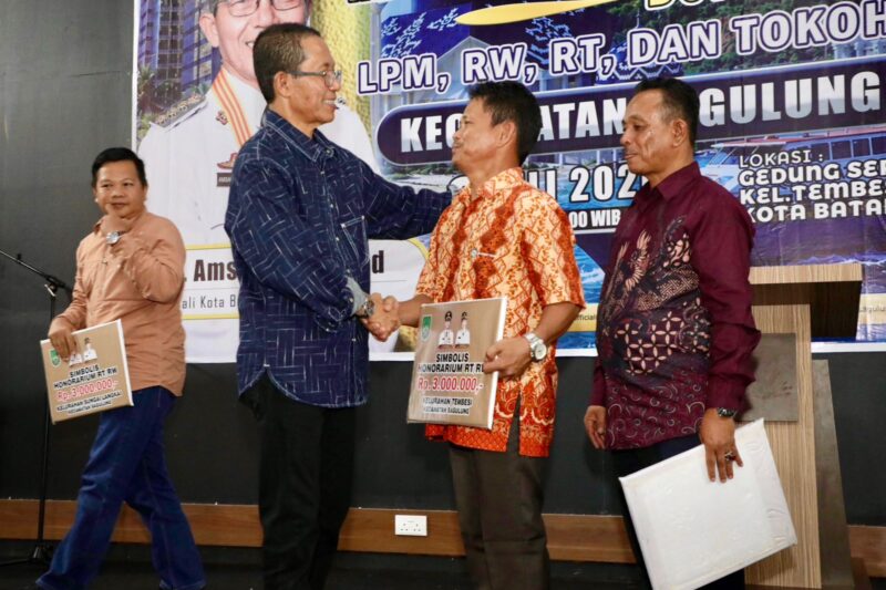 Wali Kota Batam, Amsakar Achmad, menyerahkan insentif RT, RW dan LPM di Gedung Serba Guna SP Plaza, Kecamatan Sagulung. Foto: INIKEPRI.COM/Media Center Batam