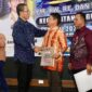 Wali Kota Batam, Amsakar Achmad, menyerahkan insentif RT, RW dan LPM di Gedung Serba Guna SP Plaza, Kecamatan Sagulung. Foto: INIKEPRI.COM/Media Center Batam 