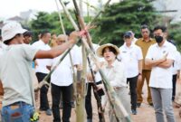 Wakil Wali Kota Batam, Li Claudia Chandra, menanam pohon di kawasan DAS Baloi Indah. Foto: INIKEPRI.COM/Media Center Batam 