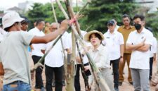 Wakil Wali Kota Batam, Li Claudia Chandra, menanam pohon di kawasan DAS Baloi Indah. Foto: INIKEPRI.COM/Media Center Batam