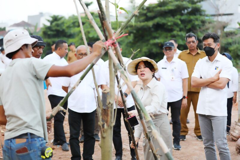Wakil Wali Kota Batam, Li Claudia Chandra, menanam pohon di kawasan DAS Baloi Indah. Foto: INIKEPRI.COM/Media Center Batam 