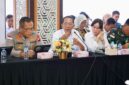 Wali Kota Batam, Amsakar Achmad, didampingi Wakil Wali Kota Batam, Li Claudia Chandra, menyampaikan usulan dalam Kunjungan Kerja Spesifik Komisi II DPR RI di Graha Kepri, Batam. Foto: INIKEPRI.COM/Media Center Batam