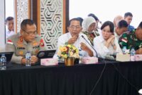 Wali Kota Batam, Amsakar Achmad, didampingi Wakil Wali Kota Batam, Li Claudia Chandra, menyampaikan usulan dalam Kunjungan Kerja Spesifik Komisi II DPR RI di Graha Kepri, Batam. Foto: INIKEPRI.COM/Media Center Batam