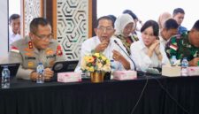Wali Kota Batam, Amsakar Achmad, didampingi Wakil Wali Kota Batam, Li Claudia Chandra, menyampaikan usulan dalam Kunjungan Kerja Spesifik Komisi II DPR RI di Graha Kepri, Batam. Foto: INIKEPRI.COM/Media Center Batam