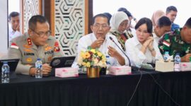 Wali Kota Batam, Amsakar Achmad, didampingi Wakil Wali Kota Batam, Li Claudia Chandra, menyampaikan usulan dalam Kunjungan Kerja Spesifik Komisi II DPR RI di Graha Kepri, Batam. Foto: INIKEPRI.COM/Media Center Batam 