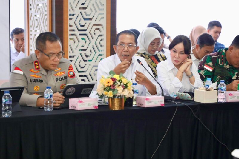 Wali Kota Batam, Amsakar Achmad, didampingi Wakil Wali Kota Batam, Li Claudia Chandra, menyampaikan usulan dalam Kunjungan Kerja Spesifik Komisi II DPR RI di Graha Kepri, Batam. Foto: INIKEPRI.COM/Media Center Batam