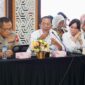 Wali Kota Batam, Amsakar Achmad, didampingi Wakil Wali Kota Batam, Li Claudia Chandra, menyampaikan usulan dalam Kunjungan Kerja Spesifik Komisi II DPR RI di Graha Kepri, Batam. Foto: INIKEPRI.COM/Media Center Batam 