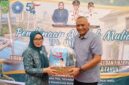 Ketua TP PKK Kota Batam Erlita Sari Amsakar menyerahkan bantuan secara simbolis kepada Pendiri Rumah Singgah Ar-Rahman Rusli dan Firza Paloh. Foto: INIKEPRI.COM