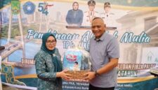 Ketua TP PKK Kota Batam Erlita Sari Amsakar menyerahkan bantuan secara simbolis kepada Pendiri Rumah Singgah Ar-Rahman Rusli dan Firza Paloh. Foto: INIKEPRI.COM
